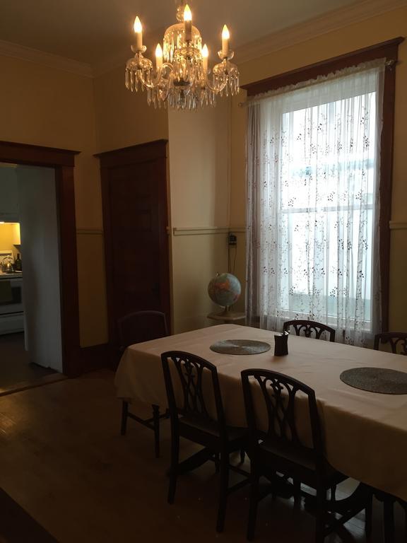 Le Petit Chateau Montebello B&B エクステリア 写真