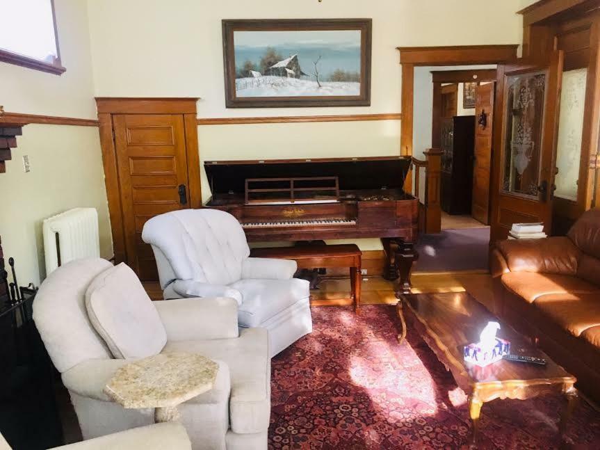 Le Petit Chateau Montebello B&B エクステリア 写真