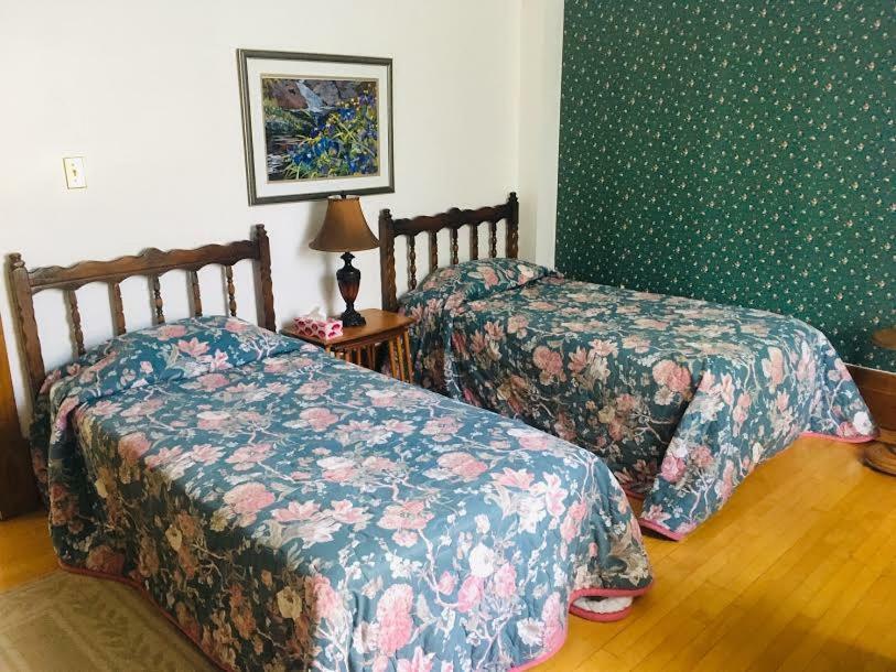 Le Petit Chateau Montebello B&B エクステリア 写真