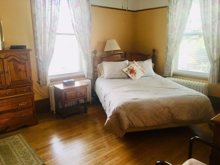 Le Petit Chateau Montebello B&B エクステリア 写真
