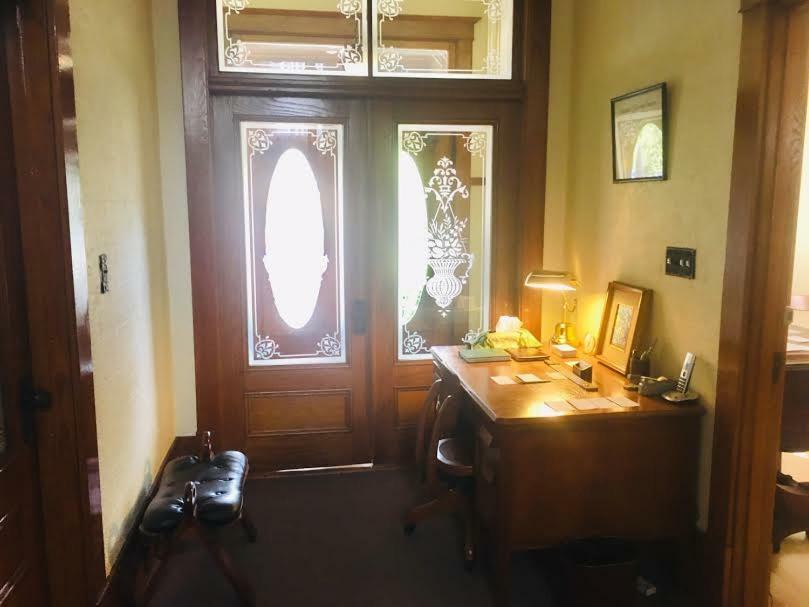 Le Petit Chateau Montebello B&B エクステリア 写真